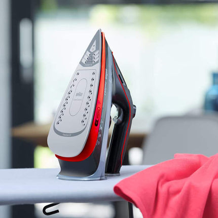 Braun 2700W Ceramic Soleplate Steam Iron - Red
