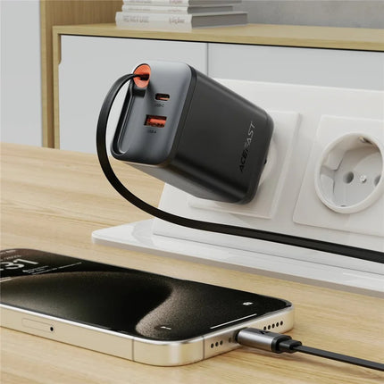 شاحن جداري أيس فاست (Acefast A111) بتقنية GaN وقوة 67W، مزود بكابل Type-C مدمج وقابل للسحب (80 سم) بـ 3 منافذ شحن للابتوب والآيفون - أسود