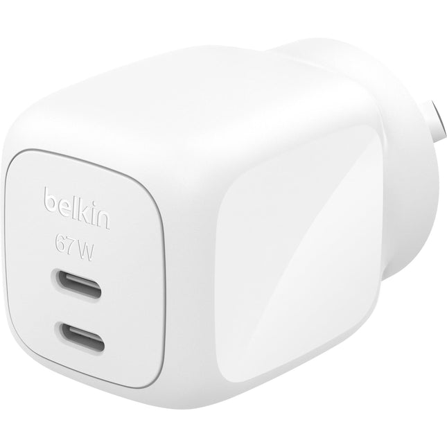 شاحن بيلكن (Belkin) جداري مزدوج بقوة 67 واط بتقنية GaN ومنفذي USB-C، يدعم الشحن السريع للماك بوك برو، الآيفون، وسامسونج، توزيع ذكي للطاقة - أبيض
