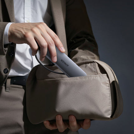 محول أنكر (Anker) فئة 555 المكون من 7 منافذ USB-C (إصدار 7 في 1) - دعم دقة 4K وقارئ بطاقات ذاكرة