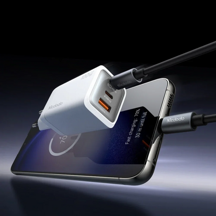 شاحن جداري ميني سريع بقدرة 100 واط تقنية GaN بـ 3 منافذ (USB-C x2 + USB-A) بفيش أوروبي مك دودو (Mcdodo CH-0120) - أبيض