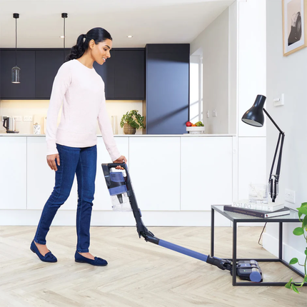 مكنسة Shark اللاسلكية بتقنية منع تشابك الشعر - فوهة DuoClean®، عصا Flexology® المرنة، وبطارية تدوم حتى 40 دقيقة
