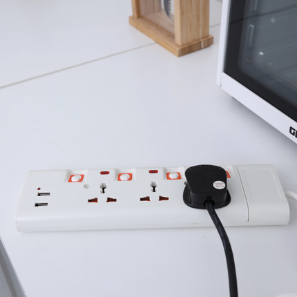 وصلة كهرباء Geepas GES4094 بـ 4 مخارج ومنفذين USB - سلك بطول 3 أمتار، حماية من الحمل الزائد، وقوة 13 أمبير