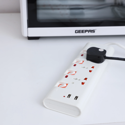 وصلة كهرباء Geepas GES4094 بـ 4 مخارج ومنفذين USB - سلك بطول 3 أمتار، حماية من الحمل الزائد، وقوة 13 أمبير