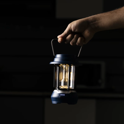 فانوس طوارئ LED أولسن مارك (Olsenmark) قابل للشحن مع لوح شمسي موديل OME2824 - إضاءة فائقة السطوع، تشغيل حتى 7 ساعات وتصميم محمول