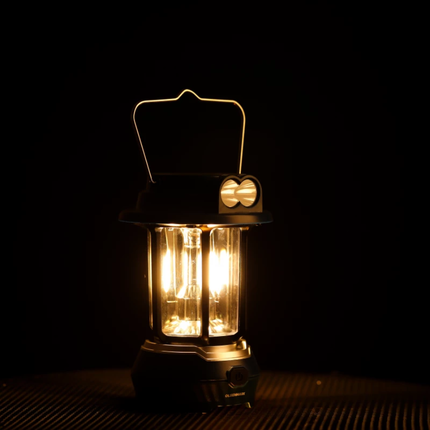 فانوس طوارئ LED أولسن مارك (Olsenmark) قابل للشحن مع لوح شمسي موديل OME2824 - إضاءة فائقة السطوع، تشغيل حتى 7 ساعات وتصميم محمول