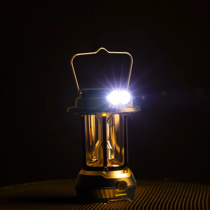 فانوس طوارئ LED أولسن مارك (Olsenmark) قابل للشحن مع لوح شمسي موديل OME2824 - إضاءة فائقة السطوع، تشغيل حتى 7 ساعات وتصميم محمول