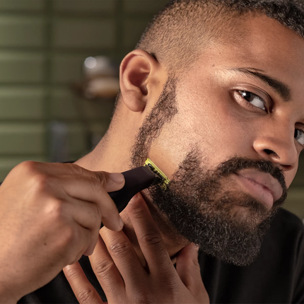 Philips OneBlade Pro Face - Trim, Edge, and Shave, Precision Comb 14 Length Settings, 90 min Runtime - QP6530/23